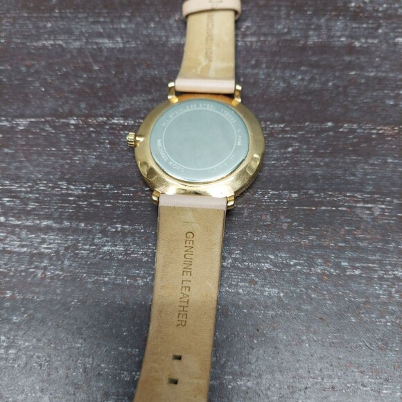 Michael Kors Womens Analog Watch With Leather Strap - Picture 7 of 9